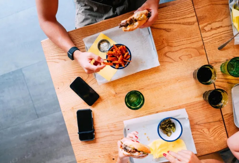 Cuma Ketik Tren Ini di TikTok, Lokasi Tempat Makan Siang Langsung Ditentukan Algoritma