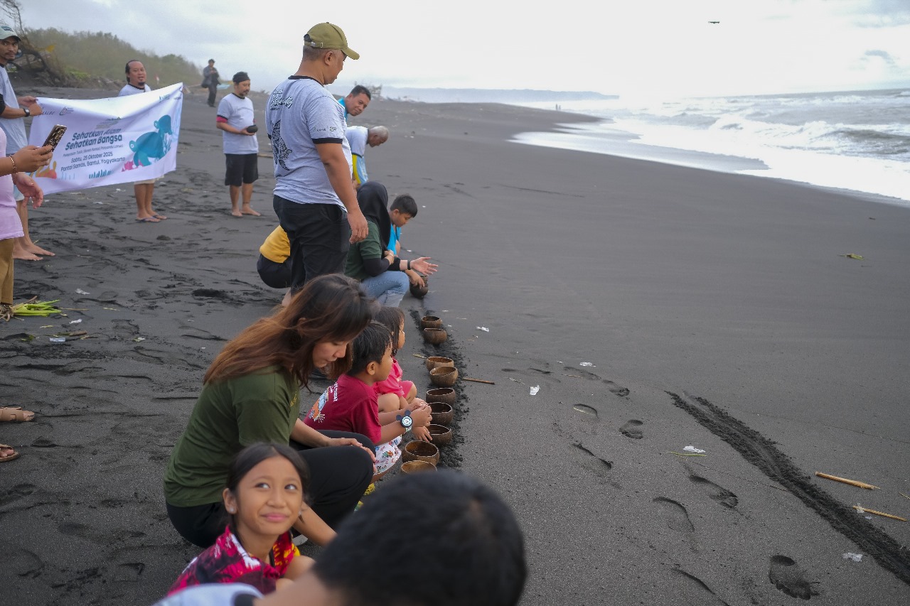Dukung Konservasi Penyu, Kalbe Farma dan Reispirasi Lepas Tukik di Pantai Samas
