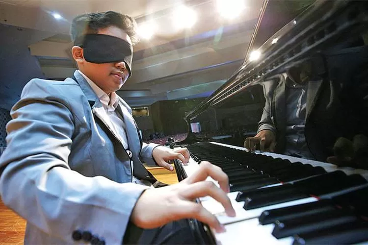 Begini Cara Pemuda dari Kendal Main Piano dengan Mata Tertutup