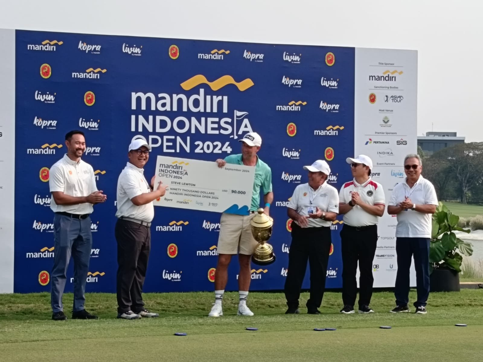 Lewat Playoff, Steve Lewton Juarai Mandiri Indonesia Open 2024