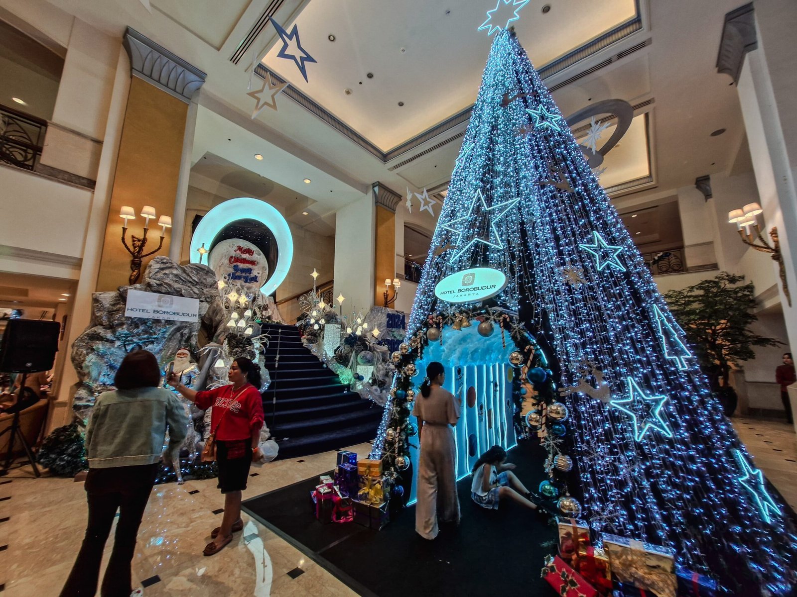 Menikmati Christmas Tree Lighting di Hotel Borobudur Jakarta