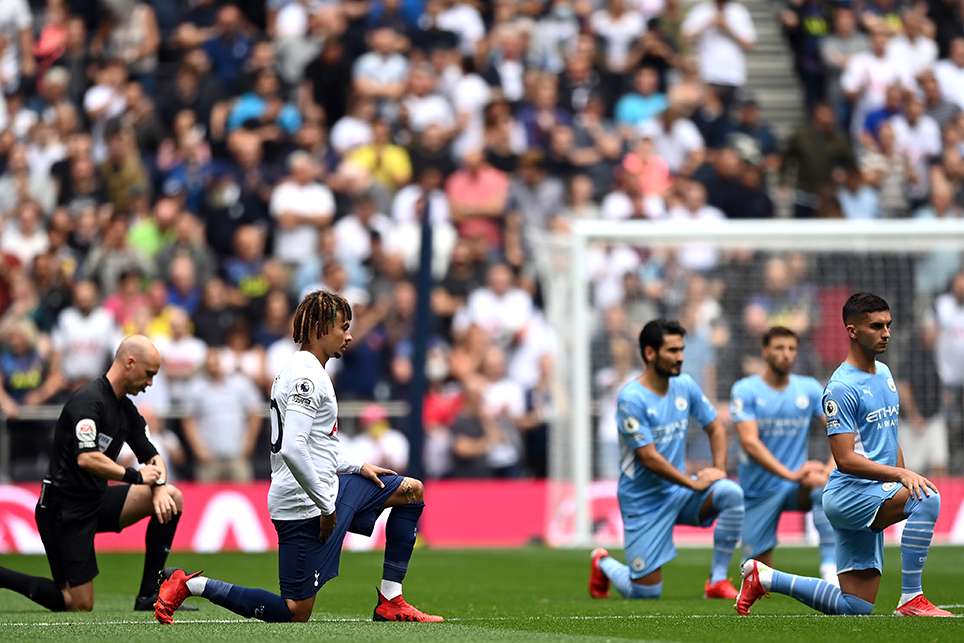 Pahami Makna Ritual Berlutut Liga Primer Jelang Pertandingan Dimulai