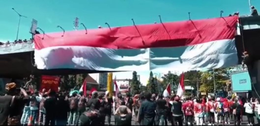 Bendera Raksasa Berkibar di Dago, Cinta Tanah Air yang Tak Pernah Padam