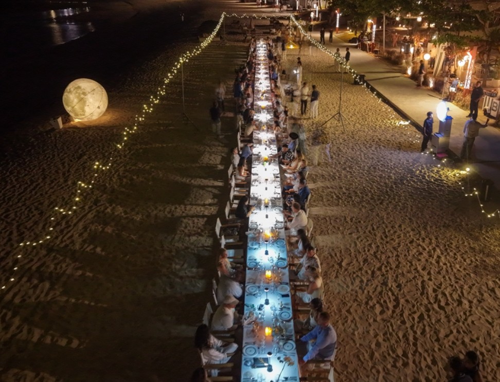 Meja Makan Terpanjang Terbentang di Pantai Nusa Dua, 100 Tamu Santap Malam Mewah di Bawah Bulan Purnama