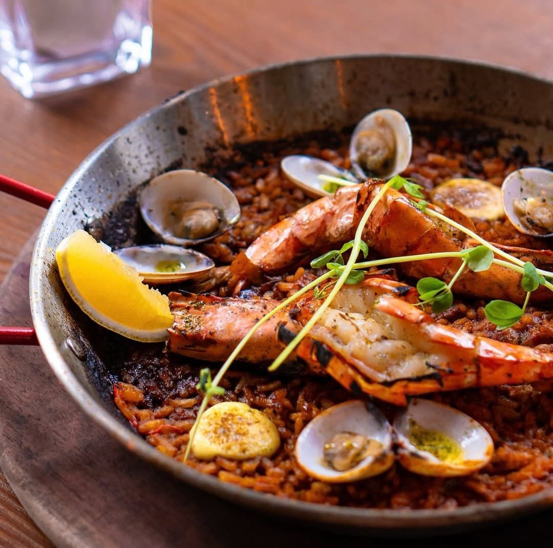 Prawn Paella Sang Maestro, Sebuah Simfoni Rasa dari Dapur Odin