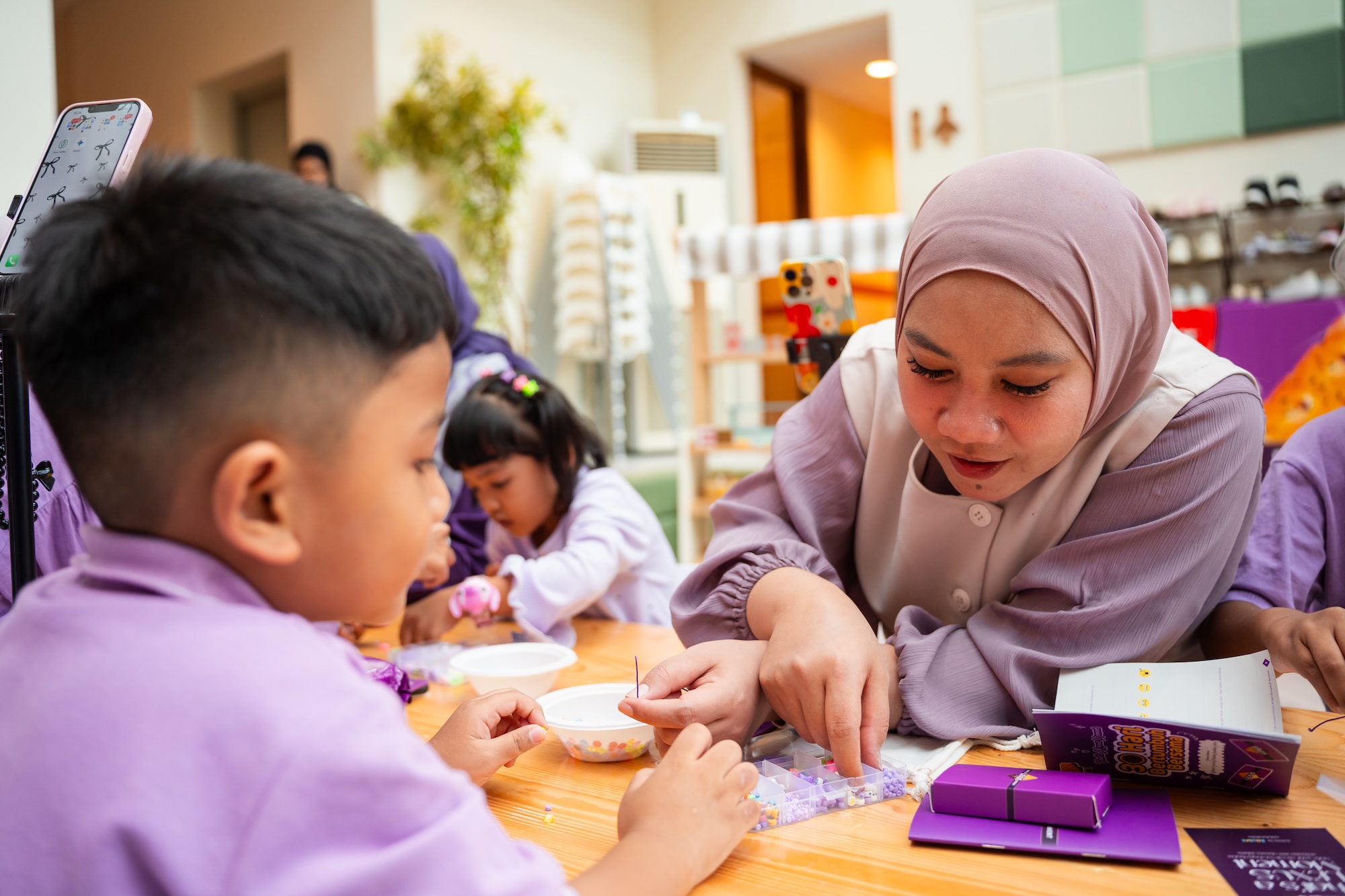 Momen Ngemil Bersama Anak Jadi Ritual Bermakna, Ini Alasannya