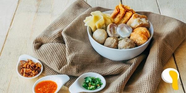 Kisah Wamen UMKM Cicipi Dagangan Bakso dari  Bali