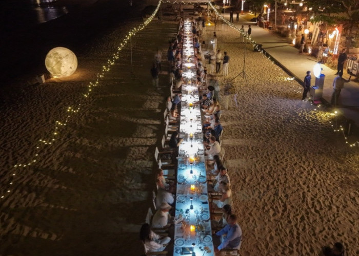 Meja Makan Terpanjang Terbentang di Pantai Nusa Dua, 100 Tamu Santap Malam Mewah di Bawah Bulan Purnama