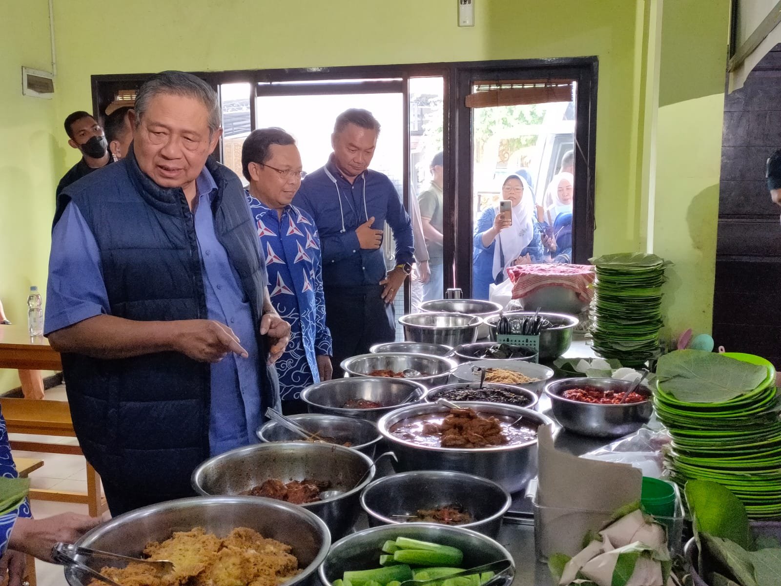 Sambangi Kota Udang, SBY dan Mantan Menteri Nikmati Nasi Jamblang